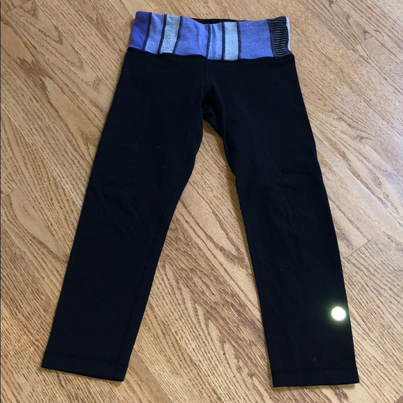 Reversable Lululemon cropped black leggings Size 2 - Picture 2 of 5